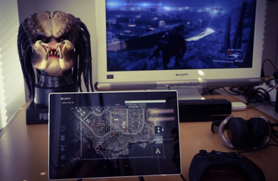 Kojima show Metal Gear Solid 5’s second screen functionality, also the Predator statue on his desk
