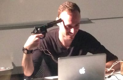 This demented MacBook is only happy if you shoot yourself in the head